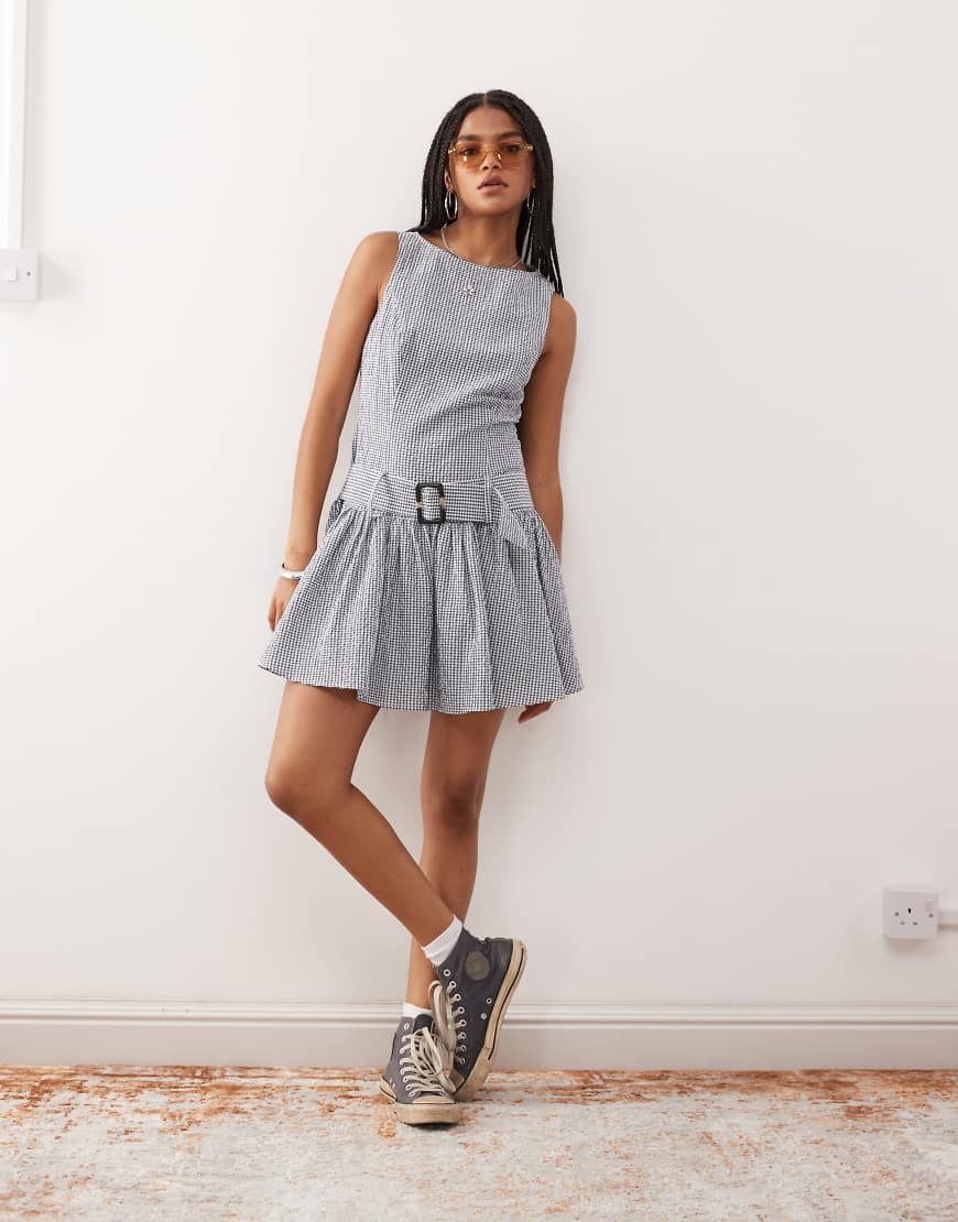 COLLUSION - Strukturiertes Minikleid in Blau mit Gürtel und abfallender Taille COLLUSION - Strukturiertes Minikleid in Blau mit Gürtel und abfallender Taille von Collusion