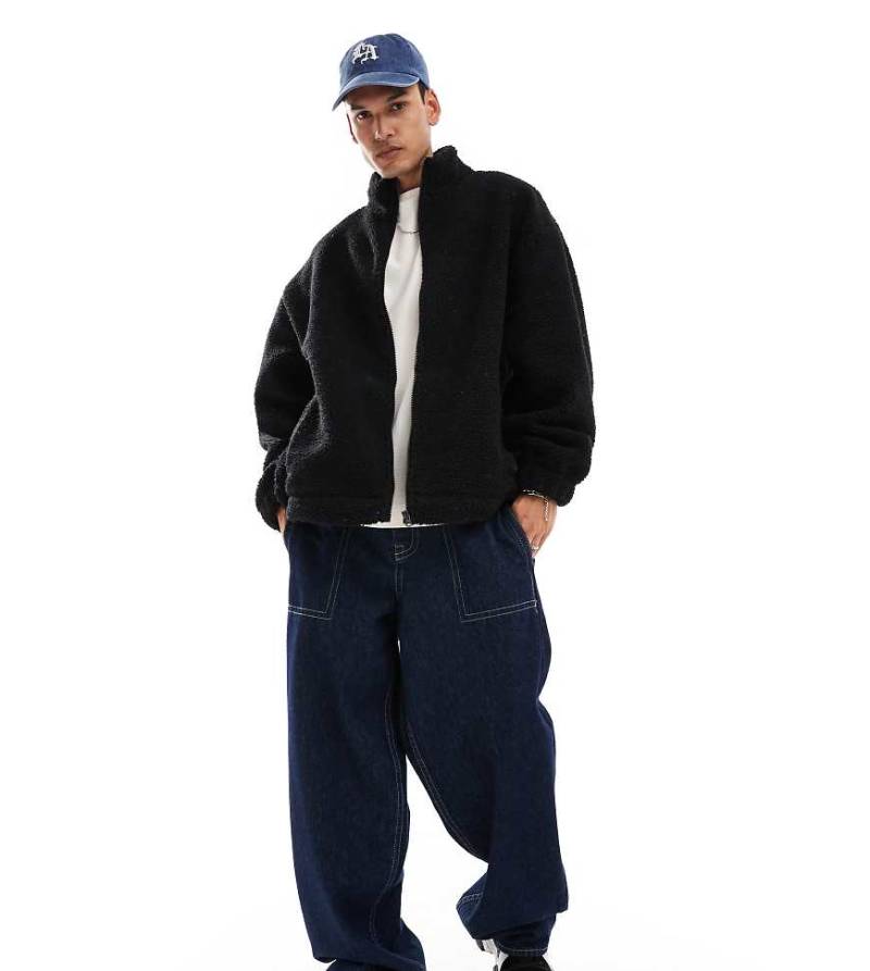 COLLUSION - Sweatjacke aus Teddyfell in Schwarz mit durchgehendem Reißverschluss und Stehkragen-Blau von Collusion