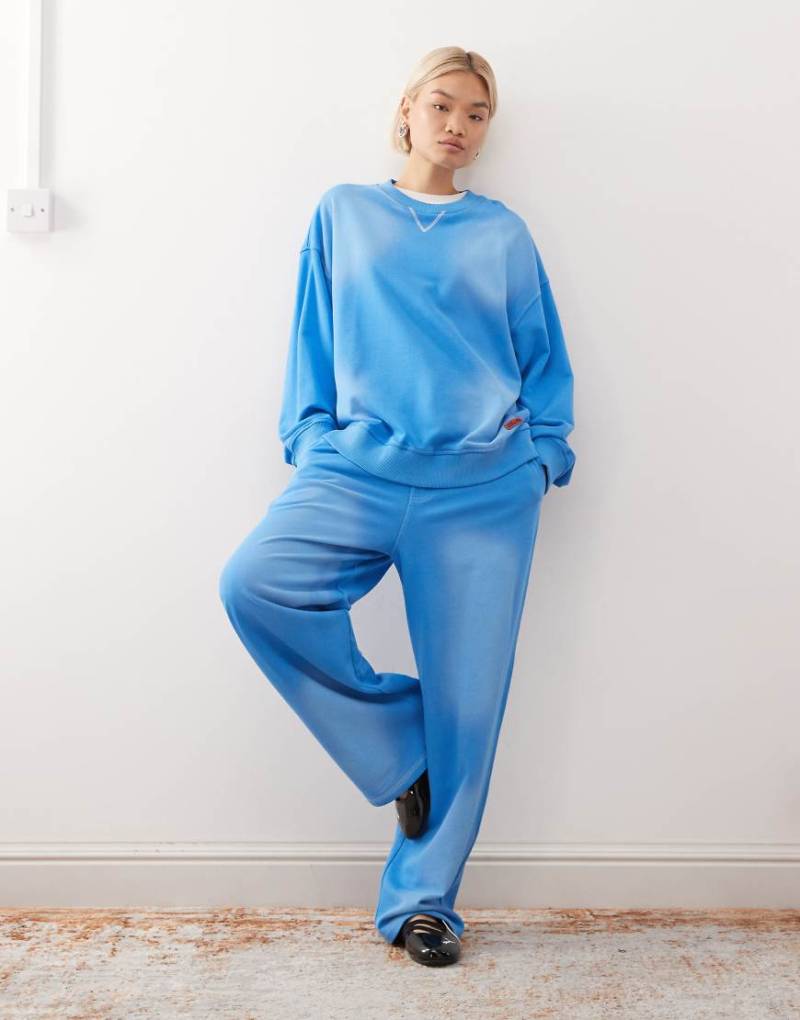 COLLUSION - Sweatshirt in verwaschenem Blau mit rotem Logo-Aufnäher, Kombiteil von Collusion