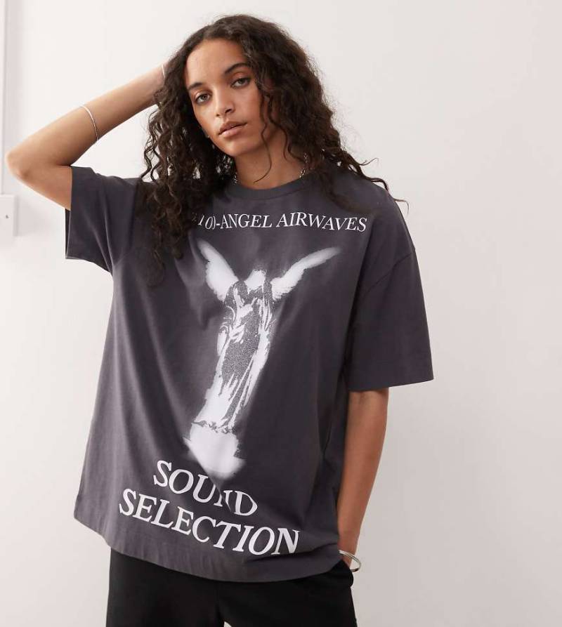 COLLUSION - T-Shirt in Anthrazit mit Engels-Grafik-Schwarz von Collusion