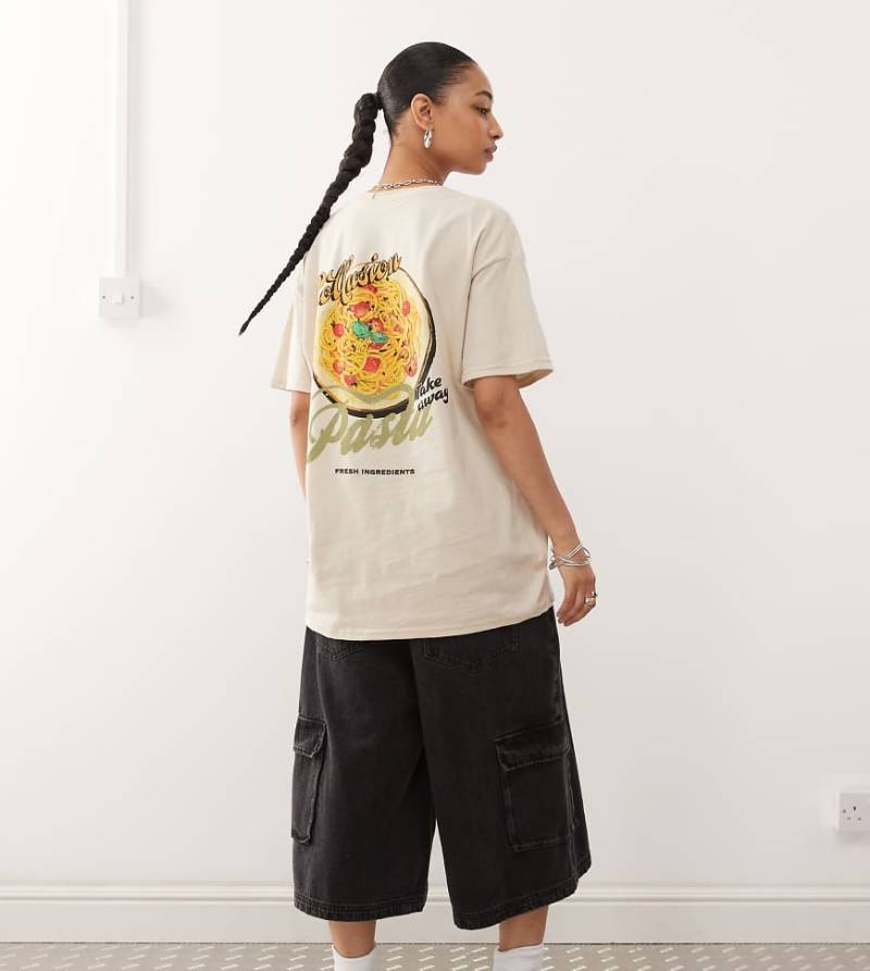 COLLUSION - T-Shirt in Sand mit Oversize-Pasta-Grafik am Rücken-Neutral von Collusion