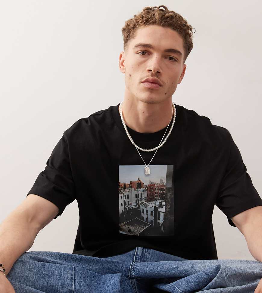 COLLUSION - T-Shirt in Schwarz mit City-Print vorne und Rückenprint von Collusion