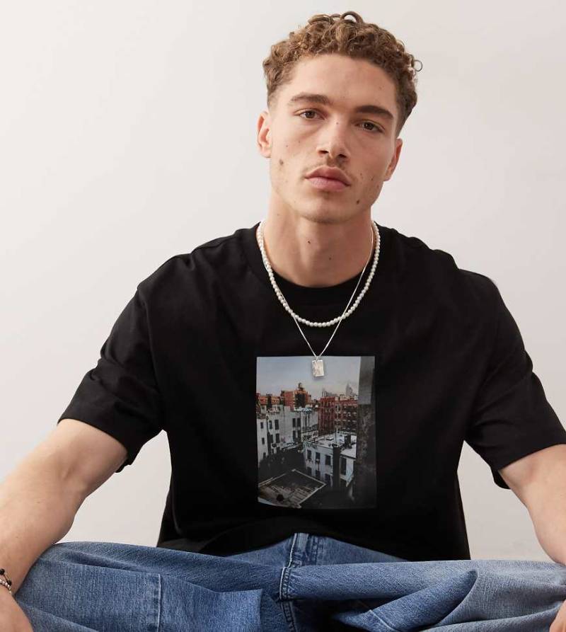 COLLUSION - T-Shirt in Schwarz mit City-Print vorne und Rückenprint von Collusion