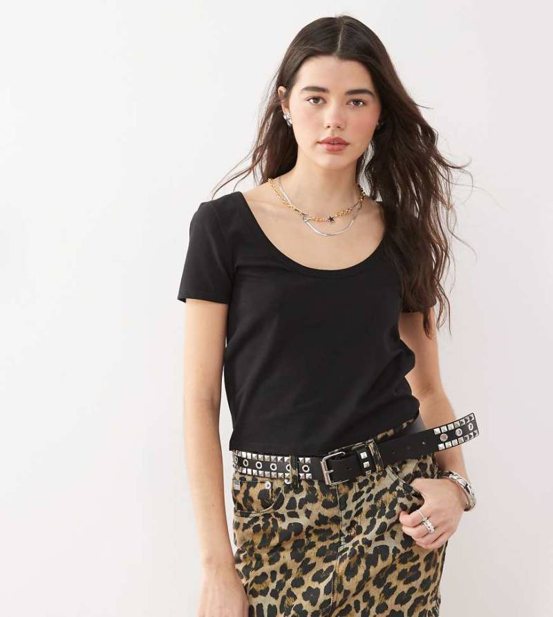 COLLUSION - T-Shirt in Schwarz mit U-Ausschnitt von Collusion