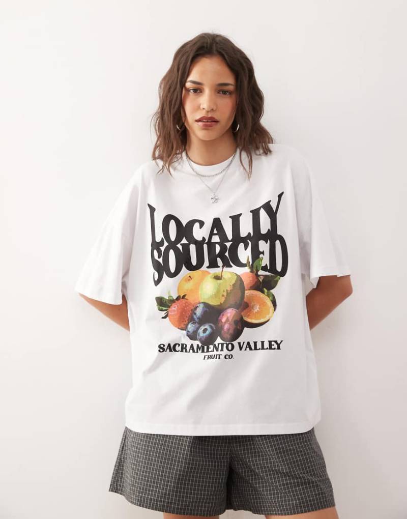COLLUSION - T-Shirt mit „Locally sourced"-Früchte-Motiv-Weiß von Collusion