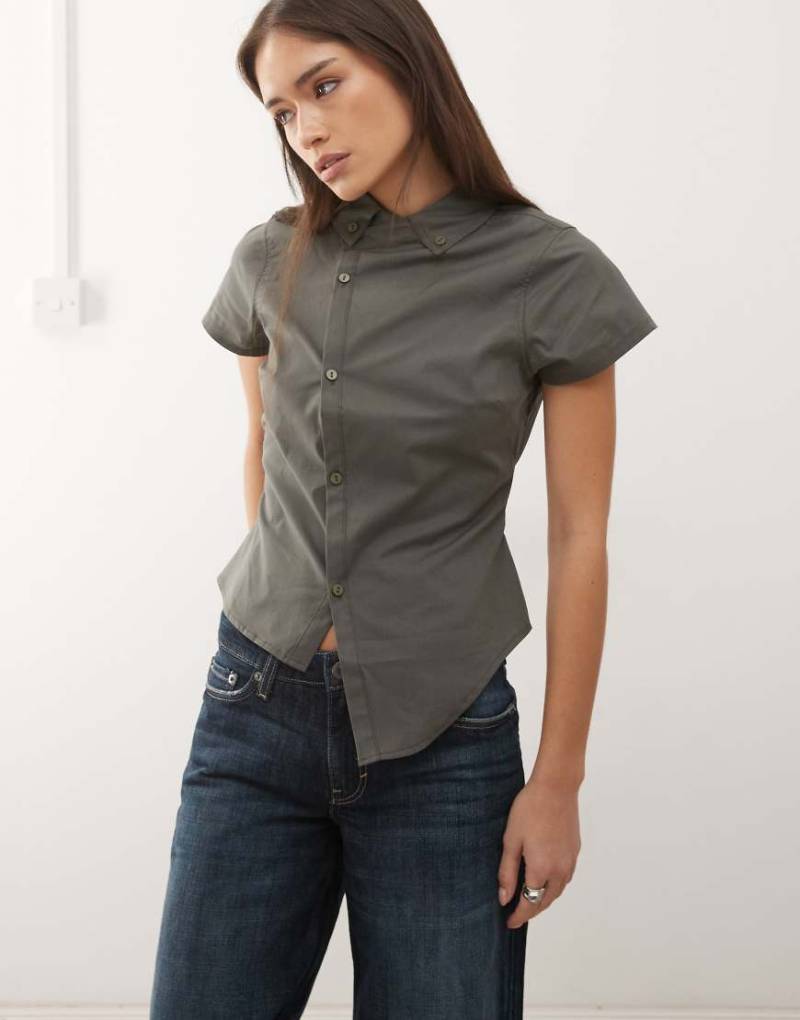 COLLUSION - Taillierte Hemdbluse in Schwarz mit asymmetrischem Saum von Collusion