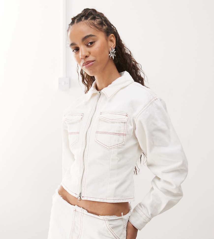 COLLUSION - Taillierte Jeansjacke in Ecru-Neutral von Collusion