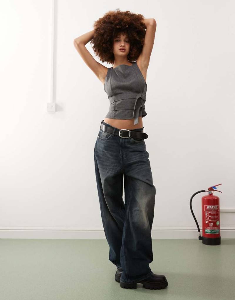 COLLUSION - Tanktop in Grau mit Gürtel von Collusion