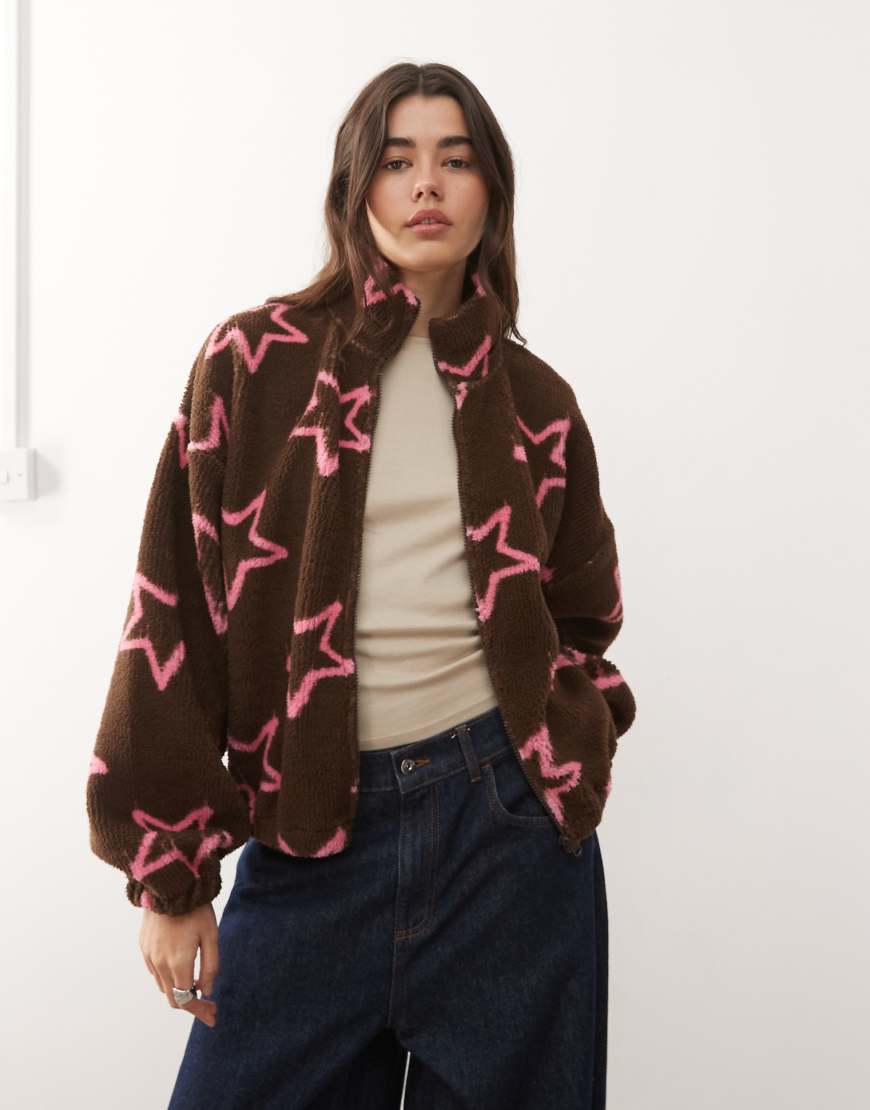 COLLUSION - Teddyfell-Jacke in Braun mit rosa Sternenmuster und durchgehendem Reißverschluss-Neutral von Collusion