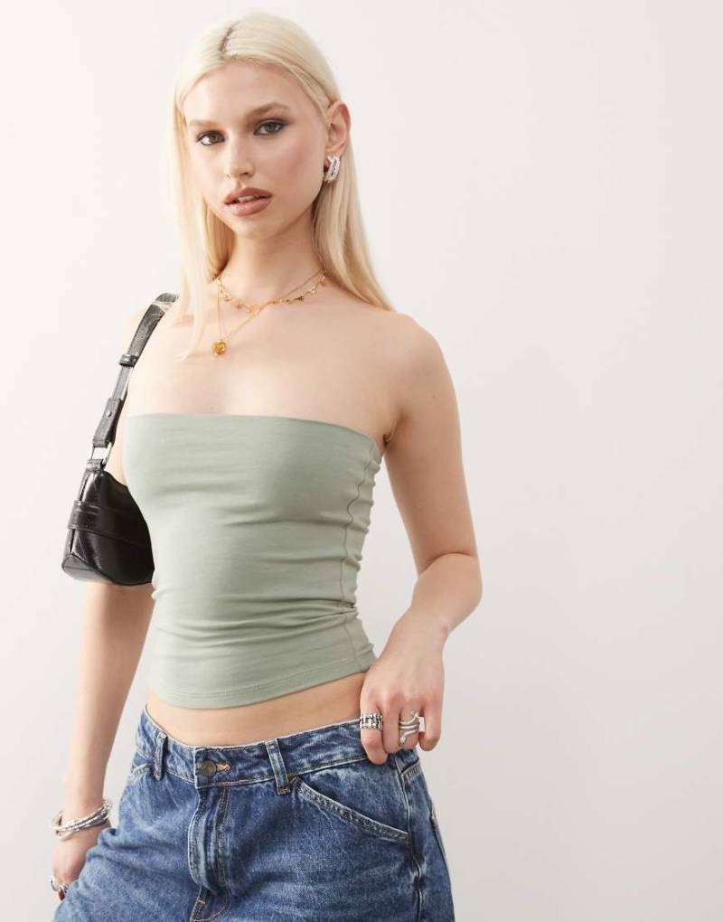 COLLUSION - Trägerloses Oberteil aus Jersey in Khaki mit zweifachem Futter-Grün von Collusion