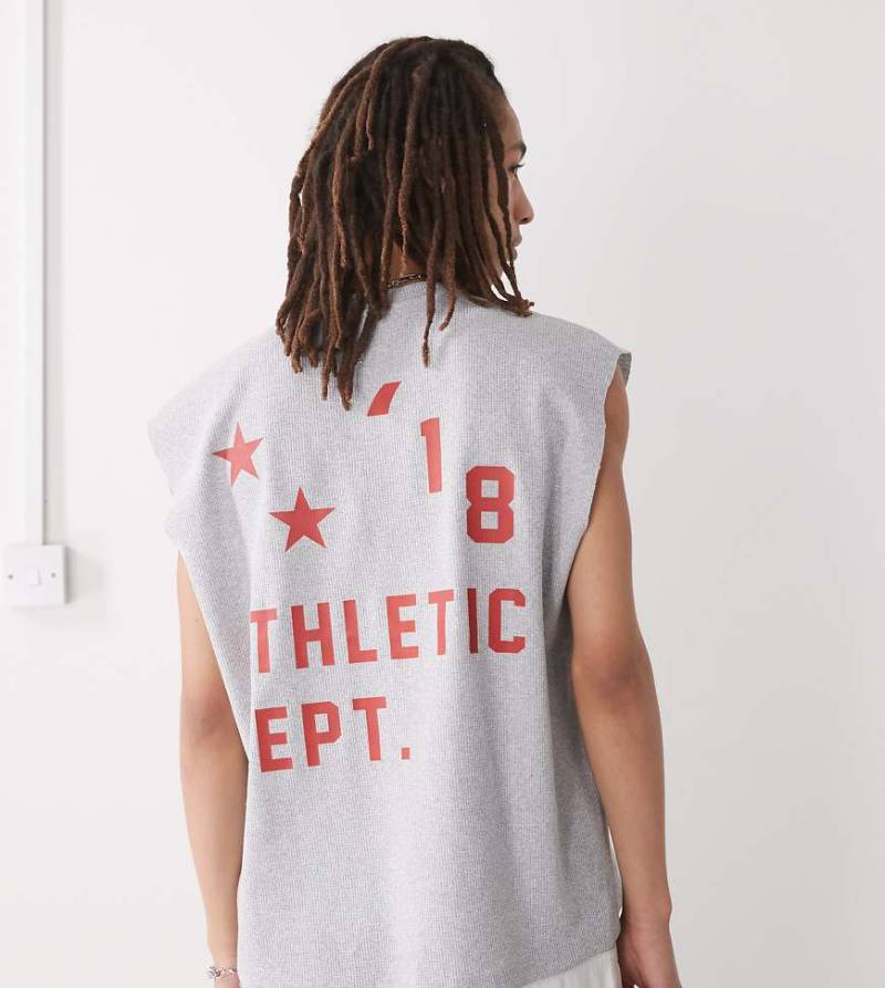 COLLUSION - Trägertop in Grau mit „Athletic"-College-Grafikprint in Rot von Collusion