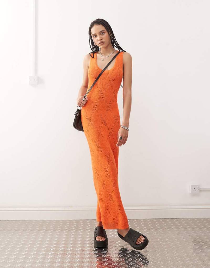 COLLUSION - Transparentes Maxikleid aus Feinstrick in Orange von Collusion