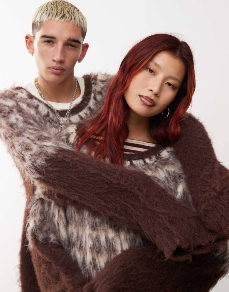 COLLUSION Unisex - Angerauter Oversize-Pullover in Braun mit Norwegermuster von Collusion