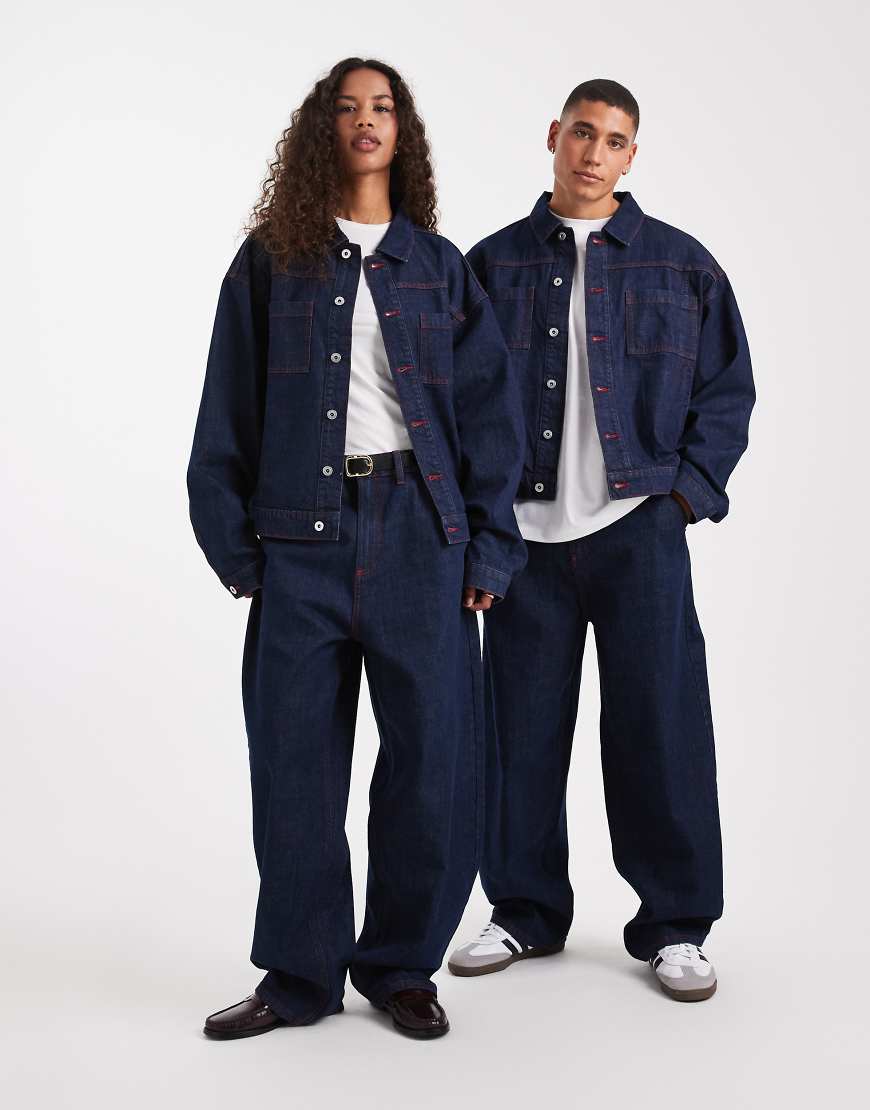 COLLUSION Unisex - Circular Design Collection - Antifit-Jeans mit Rinse-Waschung und roten Steppnähten-Marineblau von Collusion