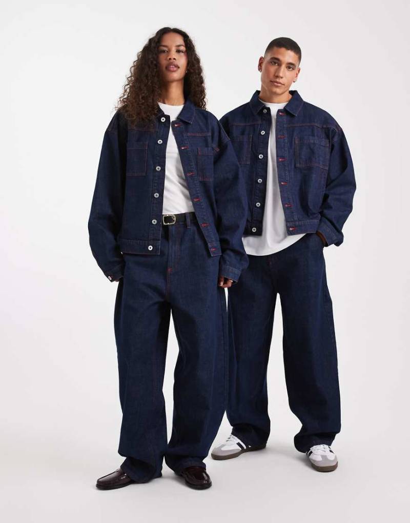 COLLUSION Unisex - Circular Design Collection - Antifit-Jeans mit Rinse-Waschung und roten Steppnähten-Marineblau von Collusion