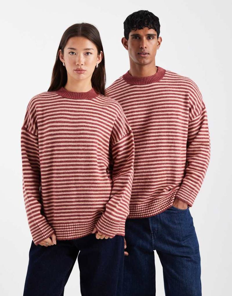 COLLUSION Unisex - Flauschiger Pullover in gestreiftem Cremeweiß mit Rundhalsausschnitt-Rot von Collusion
