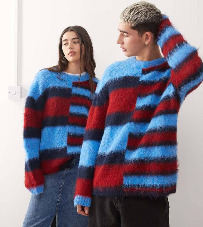 COLLUSION Unisex - Flauschiger Strickpullover in Blau und Rot mit geteiltem Streifenmuster-Bunt von Collusion