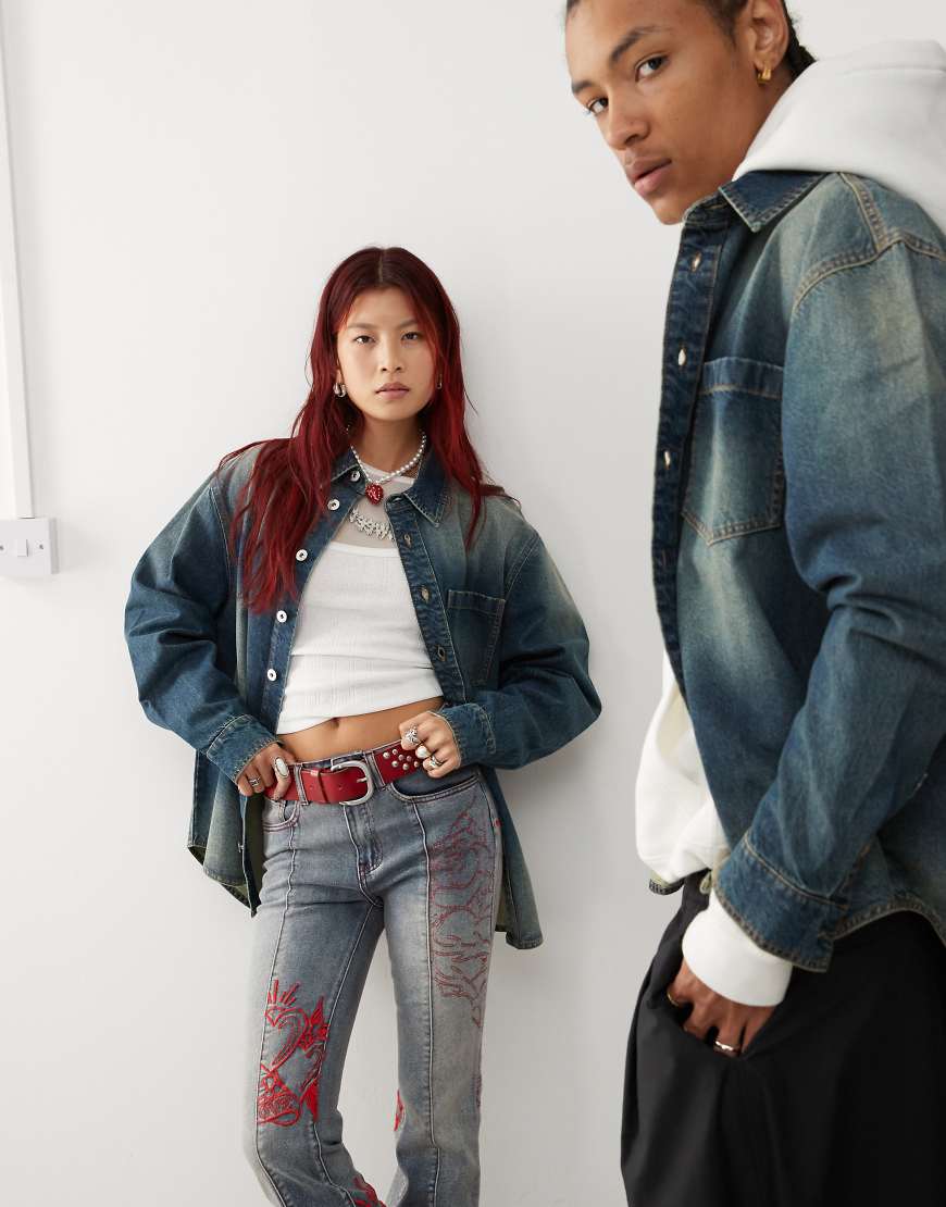 COLLUSION Unisex - Jeans-Hemdjacke in verwaschenem Mittelblau mit Oversize-Schnitt COLLUSION Unisex - Jeans-Hemdjacke in verwaschenem Mittelblau mit Oversize-Schnitt von Collusion
