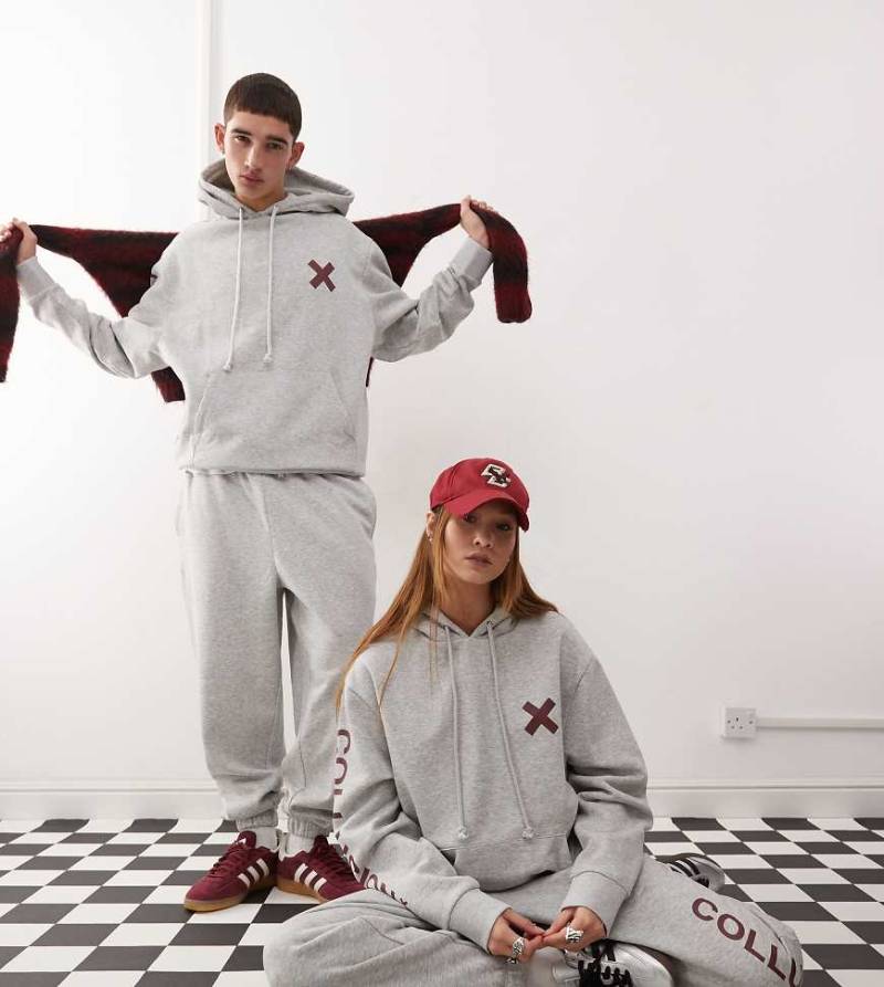 COLLUSION Unisex - Kapuzenpullover in meliertem Grau mit burgunderrotem Logoprint von Collusion