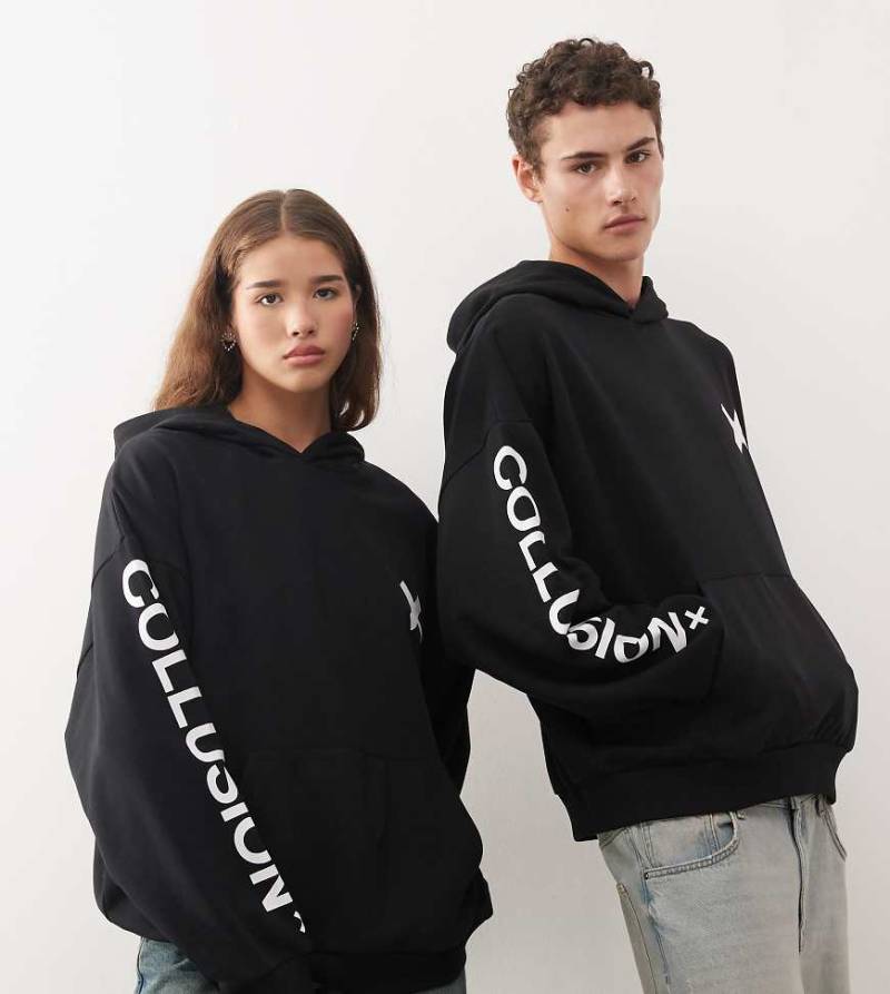 COLLUSION Unisex - Kastig geschnittener Kapuzenpullover in Schwarz mit Logo von Collusion