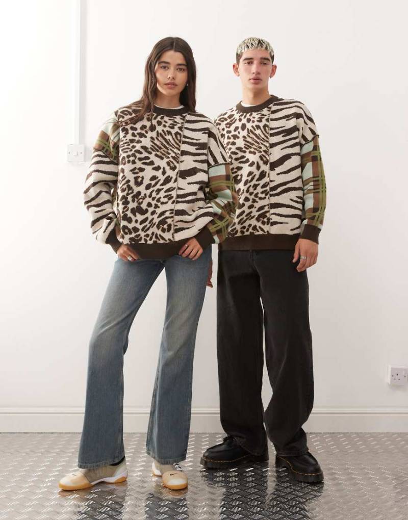 COLLUSION Unisex - Kastiger Strickpullover mit geteiltem Tierfellmuster-Bunt von Collusion