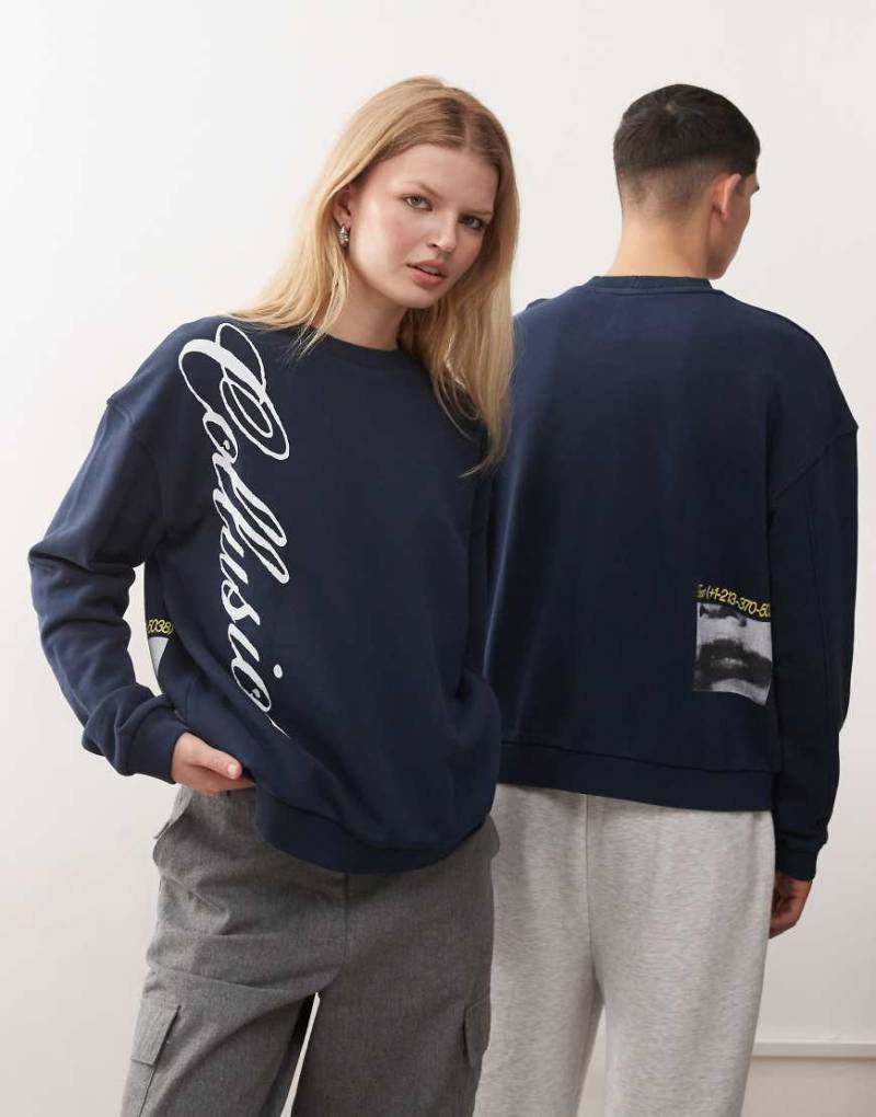 COLLUSION Unisex - Kastiges Sweatshirt mit Grafikprints-Marineblau von Collusion