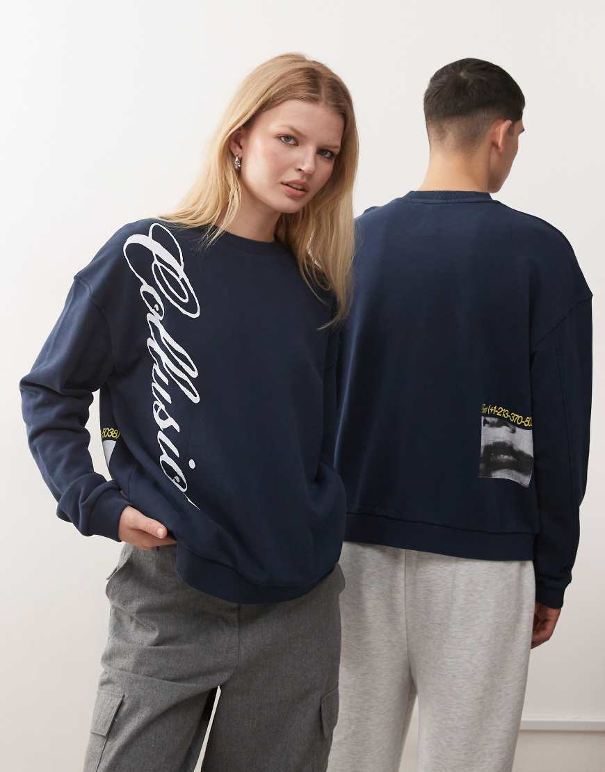 COLLUSION Unisex - Kastiges Sweatshirt mit Grafikprints-Marineblau von Collusion