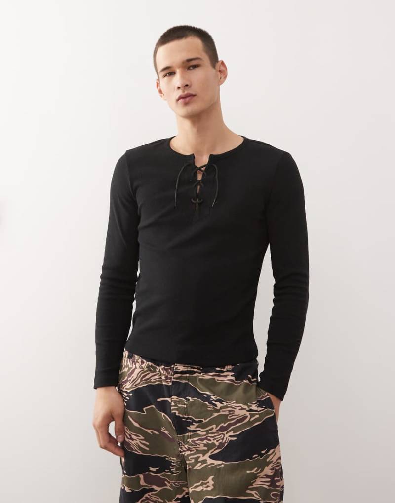 COLLUSION Unisex - Langärmliges, schmal geschnittenes Henley-T-Shirt aus Netzstoff in Schwarz mit Bindedetail von Collusion