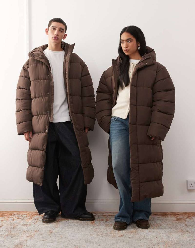 COLLUSION Unisex - Maxi-Puffermantel in Schokoladenbraun-Schwarz von Collusion