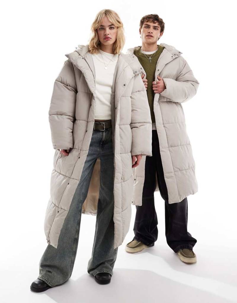 COLLUSION Unisex - Maxi-Puffermantel in Stein mit Kapuze-Neutral von Collusion