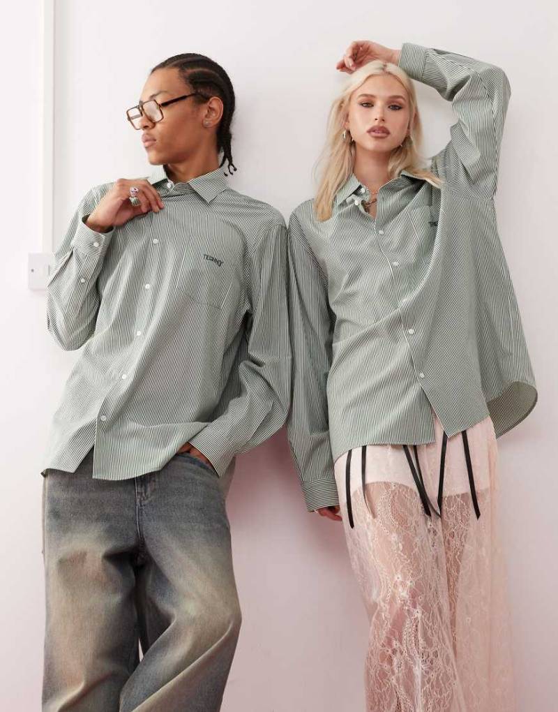 COLLUSION Unisex - Oversize-Hemd in gestreiftem Minzgrün von Collusion