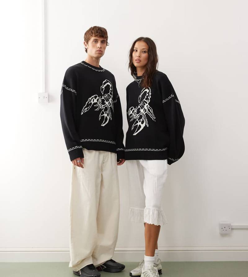COLLUSION Unisex - Pullover in Anthrazitblau mit Skorpion-Print-Weiß von Collusion
