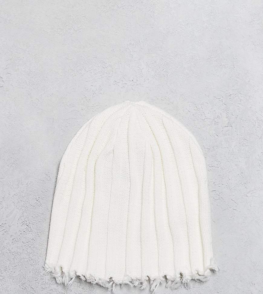 COLLUSION Unisex - Strickmütze in Weiß mit Zopfmuster und offenem Ziersaum von Collusion