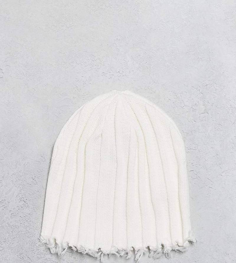 COLLUSION Unisex - Strickmütze in Weiß mit Zopfmuster und offenem Ziersaum von Collusion