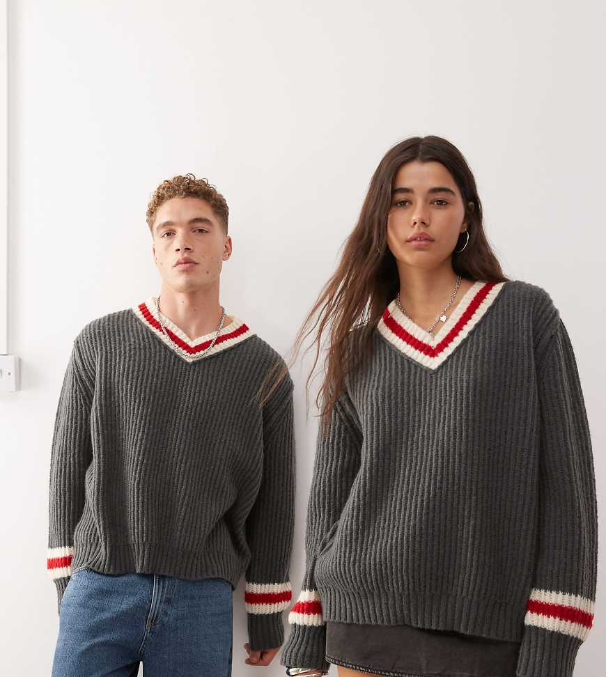COLLUSION Unisex - Strickpullover mit V-Ausschnitt in Grau mit rotem Detail von Collusion