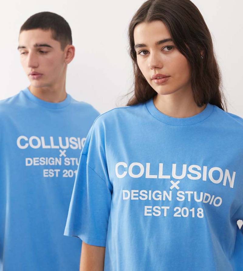 COLLUSION Unisex - T-Shirt in Blau mit mittigem Logoprint in Weiß von Collusion