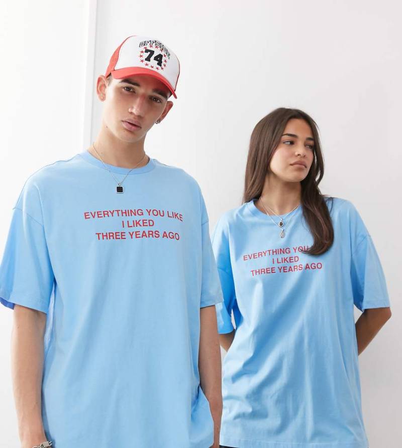 COLLUSION Unisex - T-Shirt in Blau mit rotem Slogan-Print von Collusion