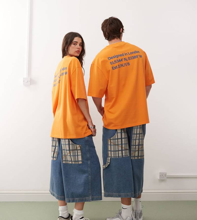 COLLUSION Unisex - T-Shirt in Orange mit Rückenprint von Collusion