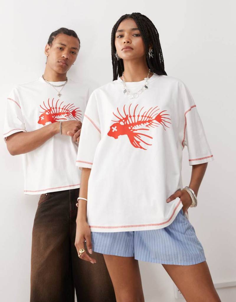 COLLUSION Unisex - T-Shirt in Weiß mit Ziernaht und Fisch-Print von Collusion