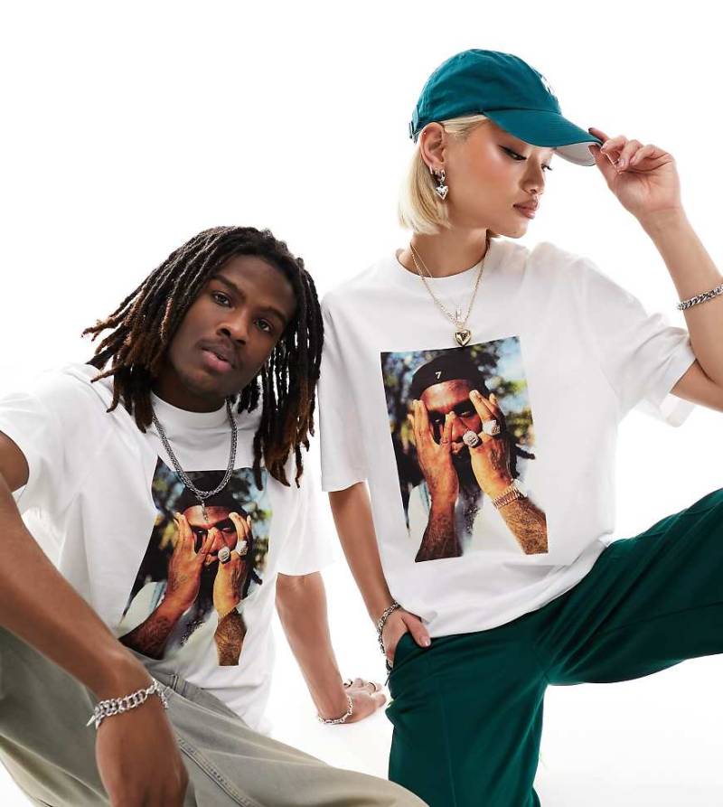 COLLUSION Unisex - T-Shirt in Weiß mit lizenziertem Burna Boy -Print von Collusion