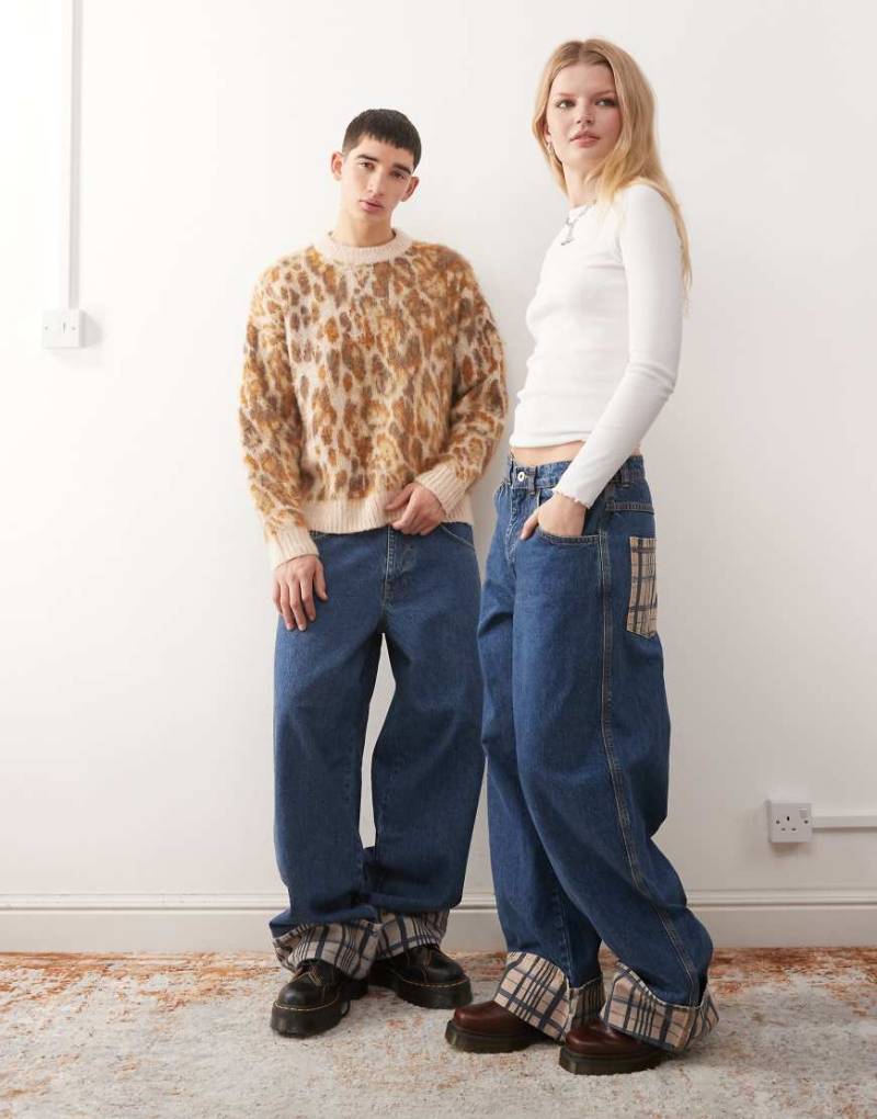 COLLUSION Unisex - Weite Jeans in Rinse-Waschung mit umgeschlagenem Saum mit Karomuster-Marineblau von Collusion