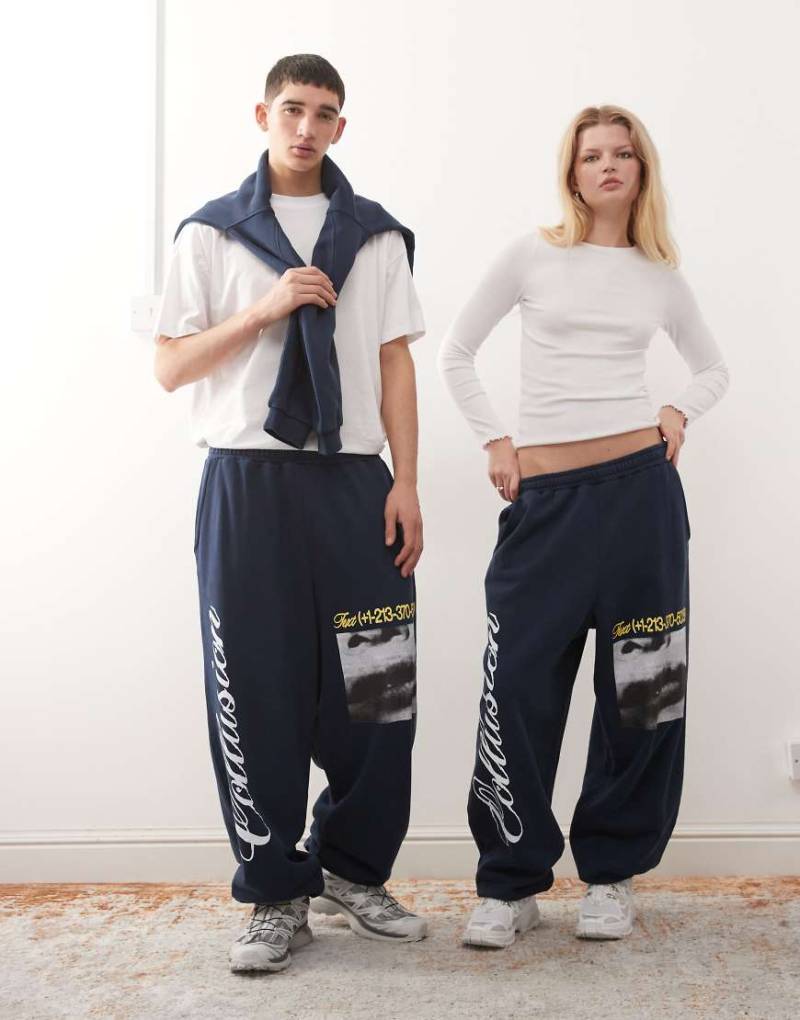 COLLUSION - Unisex - Weite Jogginghose in Blau mit lockeren Bündchen und Prints-Marineblau von Collusion