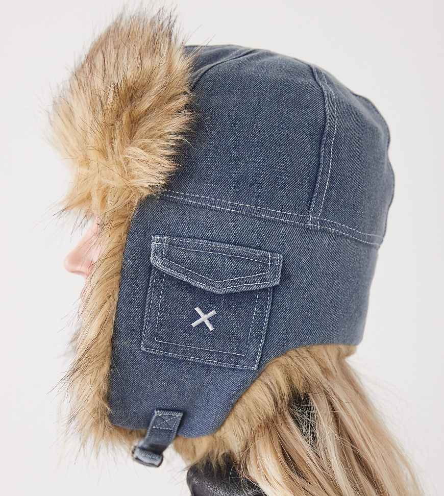 COLLUSION - Vintage-Trappermütze aus Denim in mittelblauer Waschung mit Besatz aus Kunstpelz von Collusion