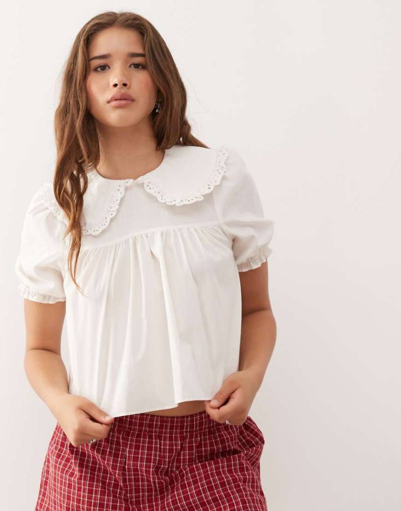 COLLUSION - Hänger-Bluse in Weiß mit Spitzenborte und Kragendetail von Collusion