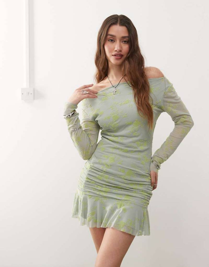 COLLUSION - Weiches, anschmiegsames langärmliges Kleid in Mint-Grün von Collusion