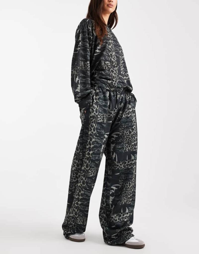 COLLUSION - Weit geschnittene Jogginghose mit verwaschenem Tiger-Military-Muster-Bunt von Collusion