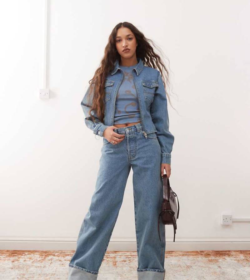 COLLUSION - Weite, umgeschlagene Jeans in mittelblauer Waschung, Kombiteil von Collusion