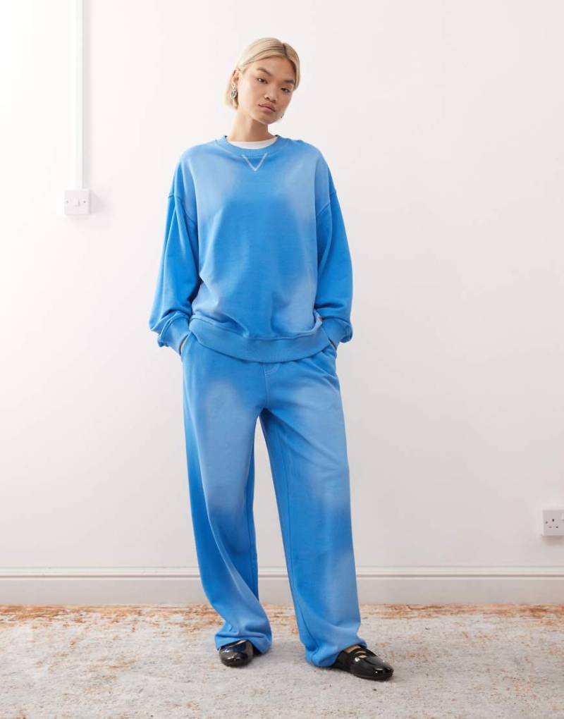 COLLUSION - Tief sitzende Baggy-Jogginghose in verwaschenem Blau mit Logo-Aufnäher, Kombiteil von Collusion