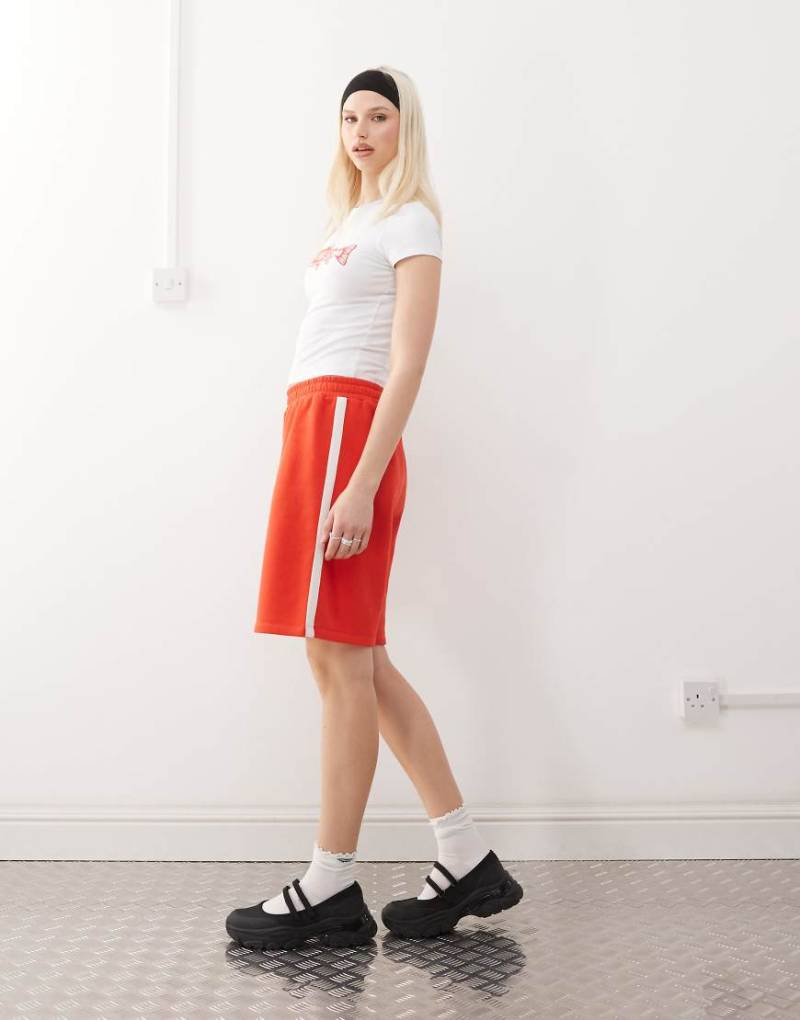 COLLUSION - Weite Longline-Shorts in Rot von Collusion