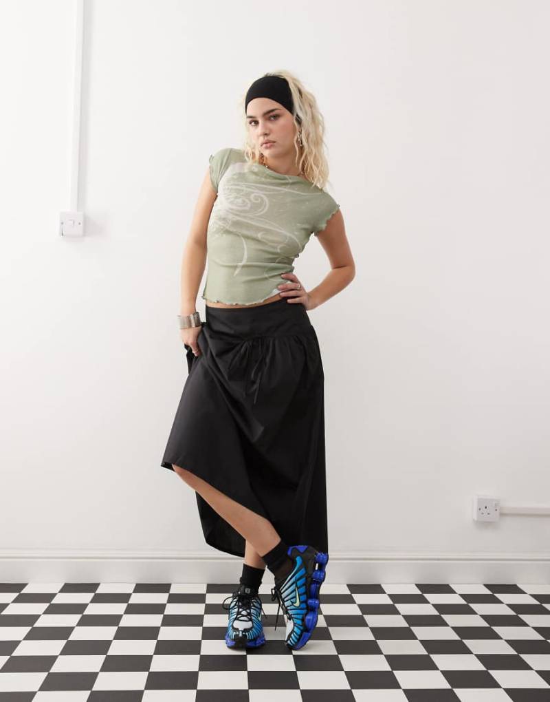 COLLUSION - Weiter Midirock in Schwarz mit tiefer Taille von Collusion